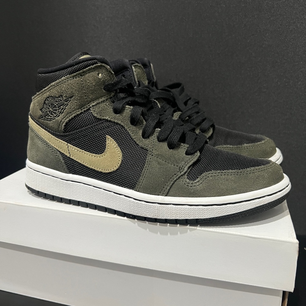 Nike Air Jordan 1 MID womens 7.5